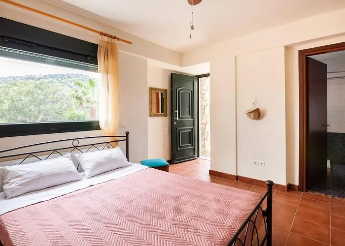 Luxury Villa In Agios Nikolaos With Private Pool